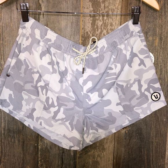 NWT ☀️ LAST ONE Vuori | Sunwashed Short - Pale Grey Camo - Small - Picture 2 of 8
